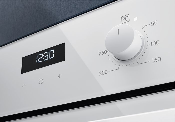 Духова шафа Electrolux електрична, 65л, A, дисплей, конвекція, телескопічні напрямні, білий (EOF5F50BV) 370504 фото
