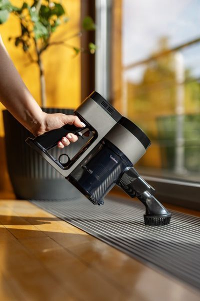 Пилосос Gorenje безпровідний, 132Вт, конт пил -0,5л, автон. робота до 25хв, вага-2,6кг, 2насадки, чорний (SVC216300FLA) 374170 фото