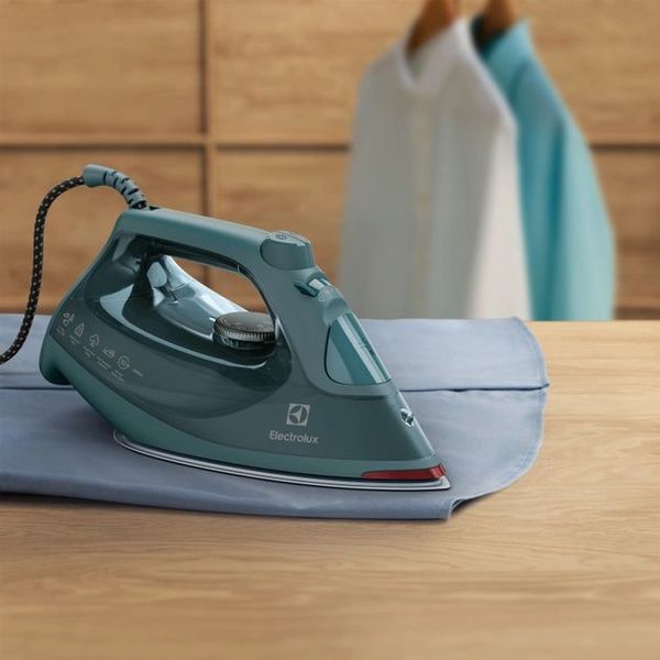 Праска Electrolux, 2600Вт, 330мл, паровий удар 210гр, керам. підошва, зелений (E6SI1-6PG) 375113 фото