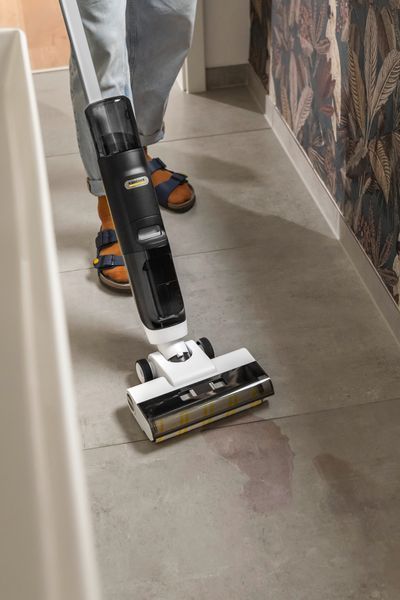 Пилосос Karcher безпровідний FCV 3, 160Вт, конт пил -0.45л, вода -0.8л, автон. робота до 30хв, вага-3.7кг, 3в1, білий 390538 фото