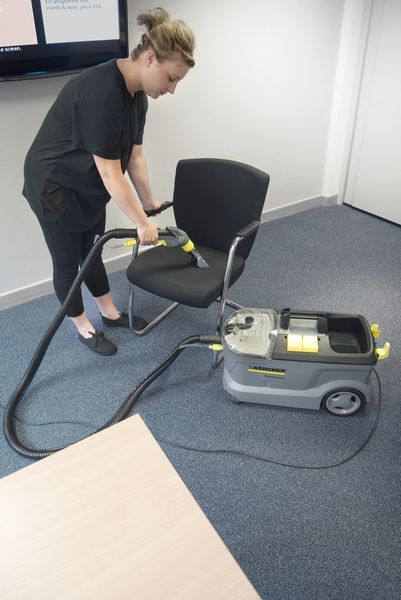 Пилосос професійний миючий Karcher Puzzi 10/1, 1250Вт, 254мБар, контейнер 10/9л, 10.5кг (1.100-131.0) 373398 фото