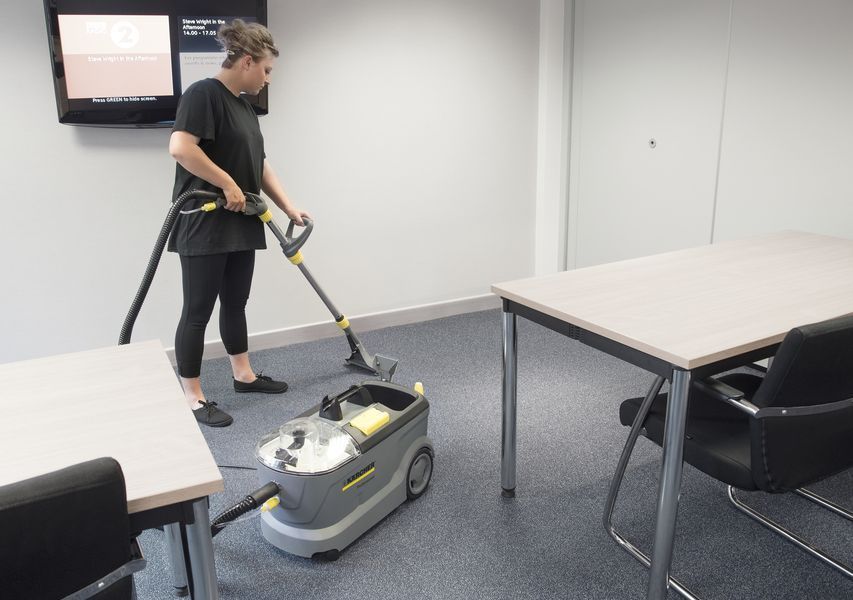 Пилосос професійний миючий Karcher Puzzi 10/1, 1250Вт, 254мБар, контейнер 10/9л, 10.5кг (1.100-131.0) 373398 фото