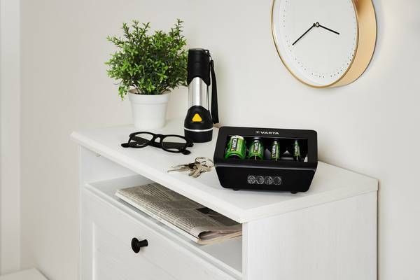 Зарядний пристрій Varta LCD Universal Charger Plus 4хAA/AAA/C/D, 1х9В (57688101401) 366089 фото