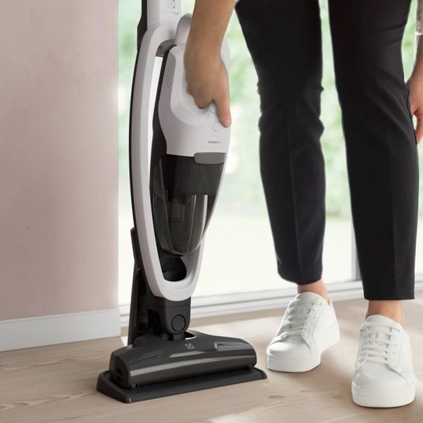 Пилосос Electrolux безпровідний, конт пил -0.3л, автон. робота до 45хв, вага-2.65кг, НЕРА, 2в1, турбо-щітка, 2 насадки, білий (ES31CB18SH) 374471 фото