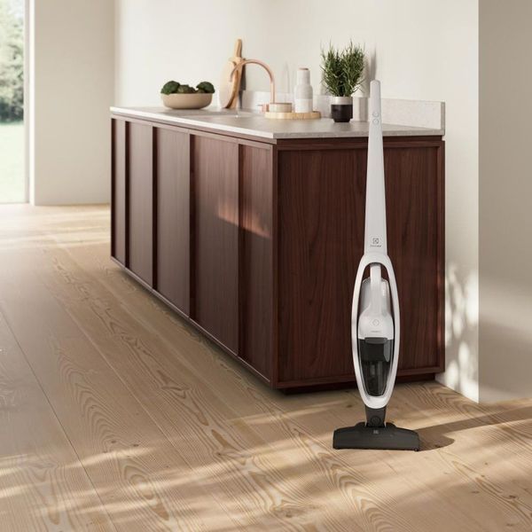 Пилосос Electrolux безпровідний, конт пил -0.3л, автон. робота до 45хв, вага-2.65кг, НЕРА, 2в1, турбо-щітка, 2 насадки, білий (ES31CB18SH) 374471 фото