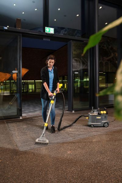Пилосос професійний миючий Karcher Puzzi 8/1 Adv 1200Вт 270мБар контейнер 8/7л 8.6кг 390537 фото