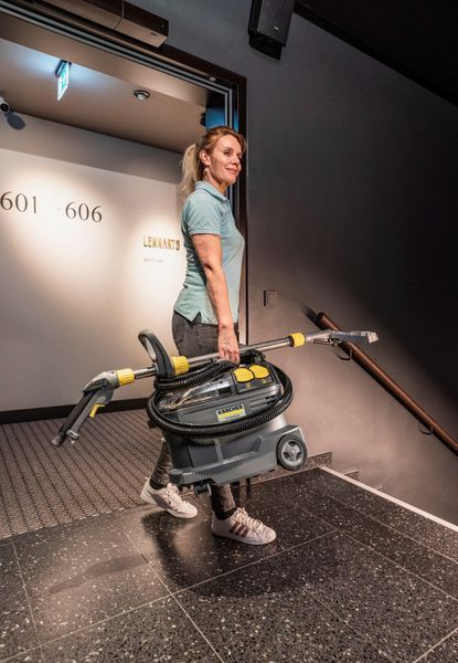 Пилосос професійний миючий Karcher Puzzi 8/1 Adv 1200Вт 270мБар контейнер 8/7л 8.6кг 390537 фото