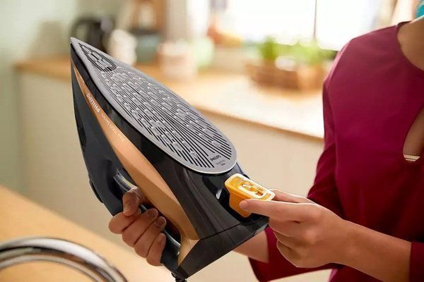 Праска Philips 7000 Series, 2800Вт, 300мл, паровий удар -250гр, постійна пара - 50гр, нерж. сталь, чорно-золотий (DST7040/80) 374061 фото