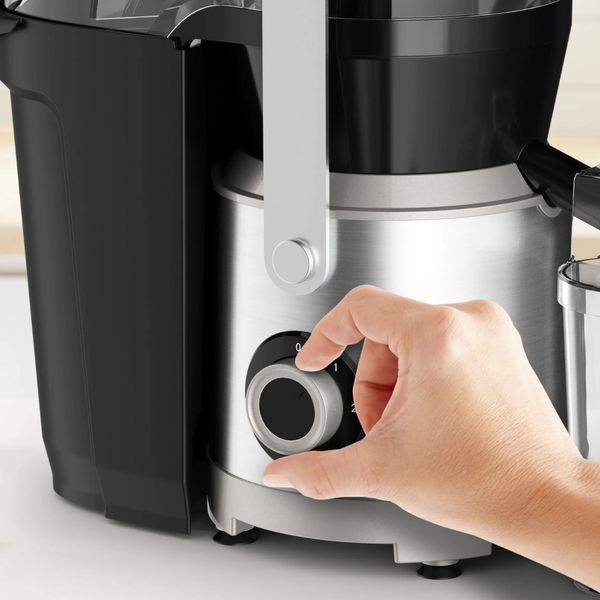 Соковитискач Tefal Nutri XXL відцентрований 1000Вт, чаша-0.8л, жмих-2.2л, жолоб на ціле яблуко, пластик/метал, чорний-нержавіюча сталь (ZE660D10) 369475 фото