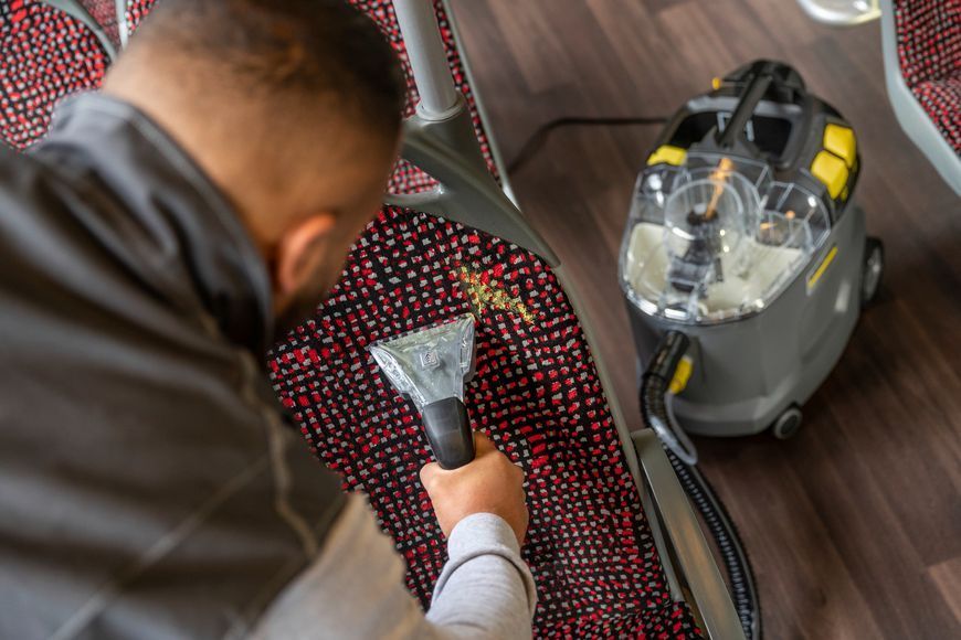 Пилосос професійний миючий Karcher Puzzi 8/1 Adv 1200Вт 270мБар контейнер 8/7л 8.6кг 390537 фото