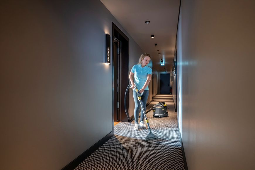 Пилосос професійний миючий Karcher Puzzi 8/1 Adv 1200Вт 270мБар контейнер 8/7л 8.6кг 390537 фото