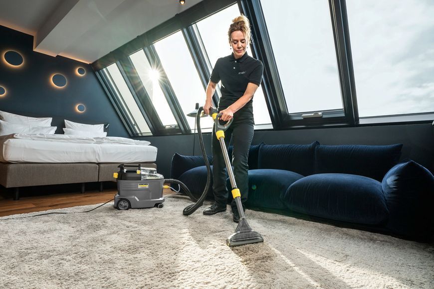 Пилосос професійний миючий Karcher Puzzi 8/1 Adv 1200Вт 270мБар контейнер 8/7л 8.6кг 390537 фото