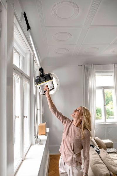 Пилосос Karcher безпровідний VC 7 Cordless yourMax, 350Вт, конт пил -0.8л, автон. робота до 60хв, вага-2.57кг, HEPA 12, білий (1.198-710.0) 373348 фото