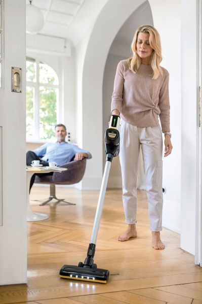 Пилосос Karcher безпровідний VC 7 Cordless yourMax, 350Вт, конт пил -0.8л, автон. робота до 60хв, вага-2.57кг, HEPA 12, білий (1.198-710.0) 373348 фото