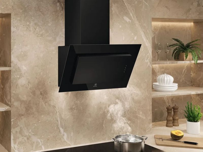 Витяжка Electrolux вертикальна, 60см, 600м куб год., чорний (LFV326K) 380343 фото