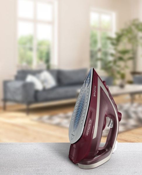 Праска Tefal Ultragliss Plus, 2800Вт, 270мл, паровий удар -260гр, постійна пара - 50гр, керам. підошва, бордовий (FV6820E0) 374197 фото