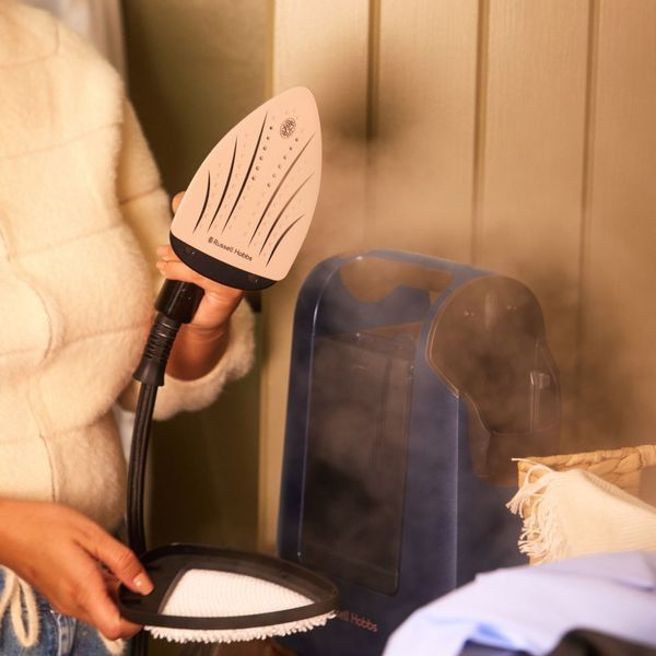 Відпарювач Russell Hobbs Genie Maestro, 1700Вт, 750мл, паровий удар -20гр, верт. відпарювання, керам. підошва, синій 399222 фото