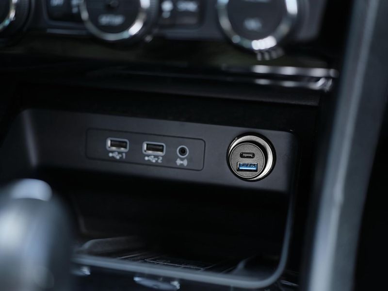 Зарядний пристрій автомобільний Trust 38Вт USB-A/USB-C PD, QC, чорний 364860 фото