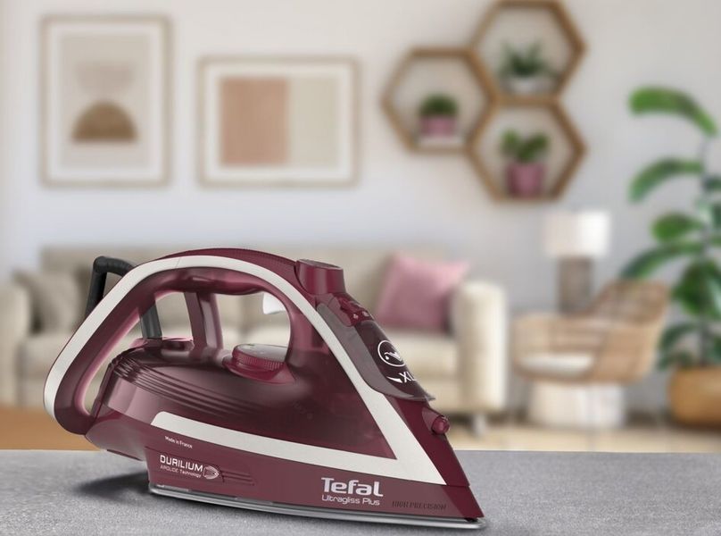 Праска Tefal Ultragliss Plus, 2800Вт, 270мл, паровий удар -260гр, постійна пара - 50гр, керам. підошва, бордовий (FV6820E0) 374197 фото