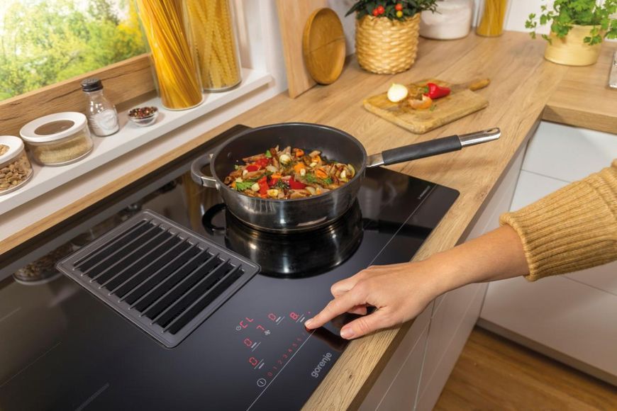 Варильна повверхня Gorenje індукційна, 83см, розширена зона, вбудована витяжка, 620м.куб/год, чорний (HET949BSC) 367502 фото