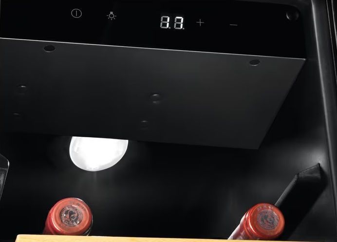 Холодильник Electrolux вбудований для вина, 82x30х57, полок - 6, зон - 1, бут-20, ST, чорний (EWUS020B5B) 369334 фото