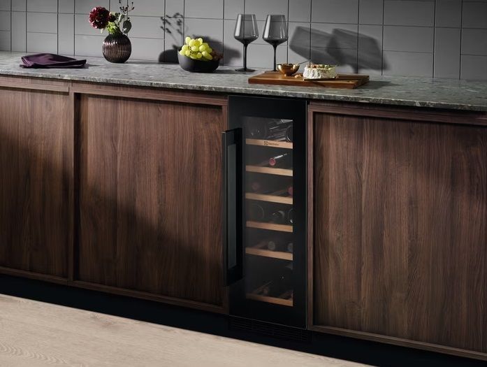 Холодильник Electrolux вбудований для вина, 82x30х57, полок - 6, зон - 1, бут-20, ST, чорний (EWUS020B5B) 369334 фото