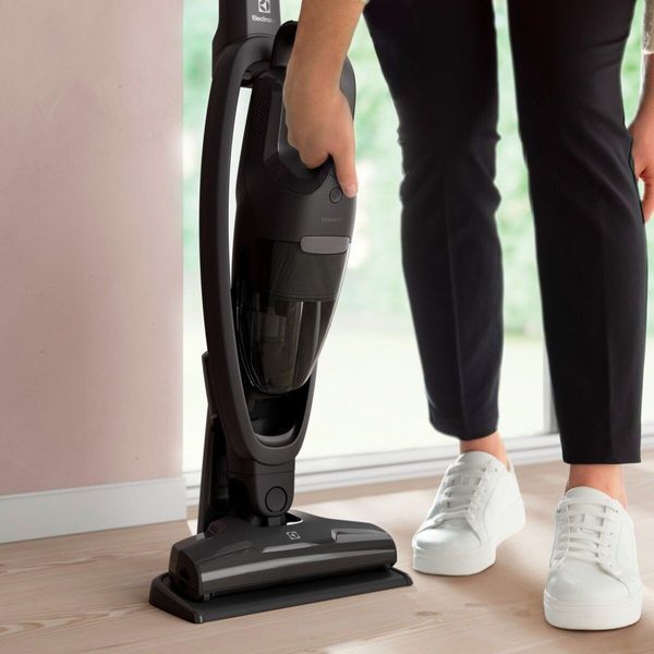 Пилосос Electrolux безпровідний, конт пил -0.3л, автон. робота до 45хв, вага-2.65кг, НЕРА, 2в1, турбо-щітка, 2 насадки, сірий (ES31CB18GG) 374903 фото