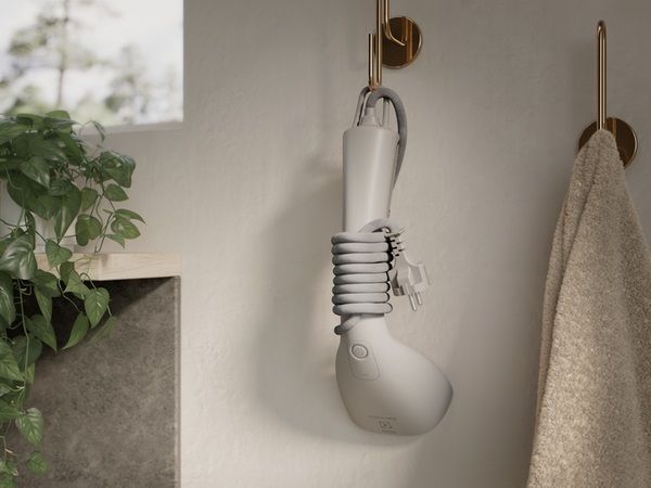 Відпарювач Electrolux компактний, 1400Вт, 100мл, постійна пара - 26гр, керам. підошва, сірий (E7HS2-6UG) 375888 фото