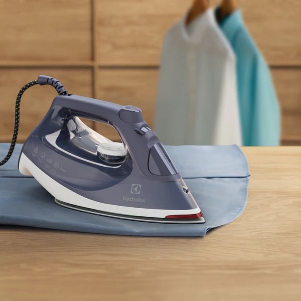 Праска Electrolux, 2400Вт, 330мл, паровий удар 160гр, керам. підошва, сіро-білий (E6SI1-2MN) 375462 фото