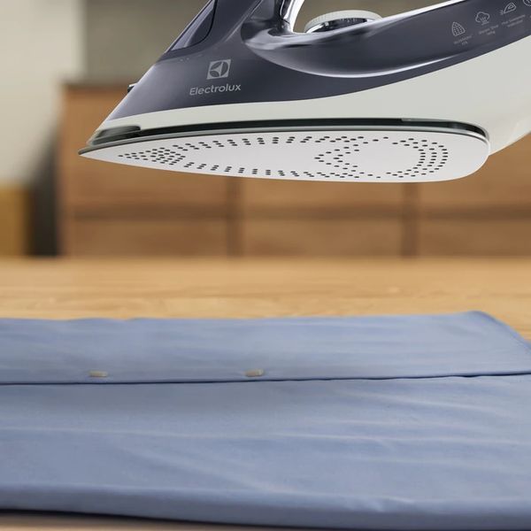 Праска Electrolux, 2400Вт, 330мл, паровий удар 160гр, керам. підошва, сіро-білий (E6SI1-2MN) 375462 фото