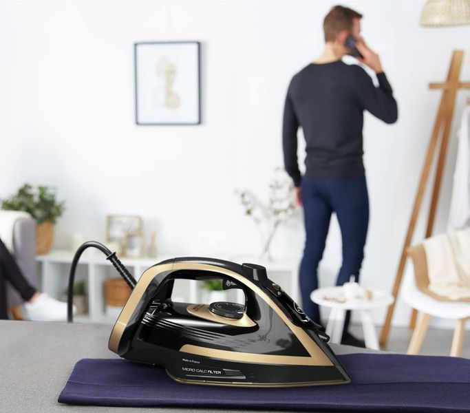 Праска Tefal Puregliss, 3000Вт, 270мл, паровий удар -280гр, постійна пара - 50гр, керам. підошва, чорно-мідний (FV8064E0) 375675 фото
