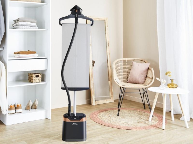 Відпарювач Tefal вертикальний Pro Style Care, 2000Вт, 1300мл, постійна пара - 42гр, чорно-золотий (IT8480E1) 374223 фото