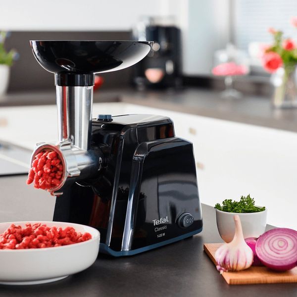 М'ясорубка Tefal Classic, 1400Вт, 1.7кг/хв, 2 решітки, насадка для ковбас, пластик, чорний (NE105838) 371065 фото