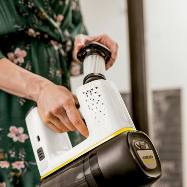 Пилосос Karcher безпровідна VC 6 CORDLESS OURFAMILY, конт пил -0.8л, автон. робота до 50хв, вага-2.5кг, НЕРА 12, білий (1.198-670.0) 373461 фото