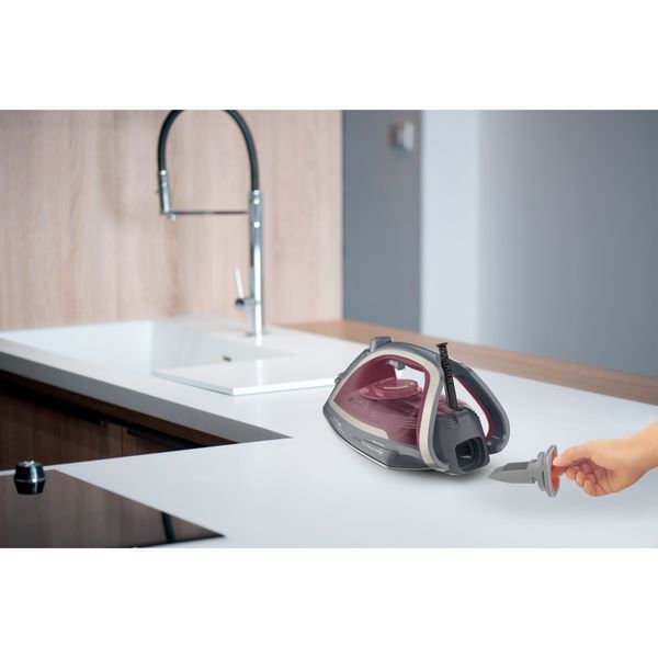 Праска Tefal Ultragliss Plus, 2800Вт, 270мл, паровий удар -260гр, постійна пара - 50гр, керам. підошва, бордово-сірий (FV6840E0) 374728 фото