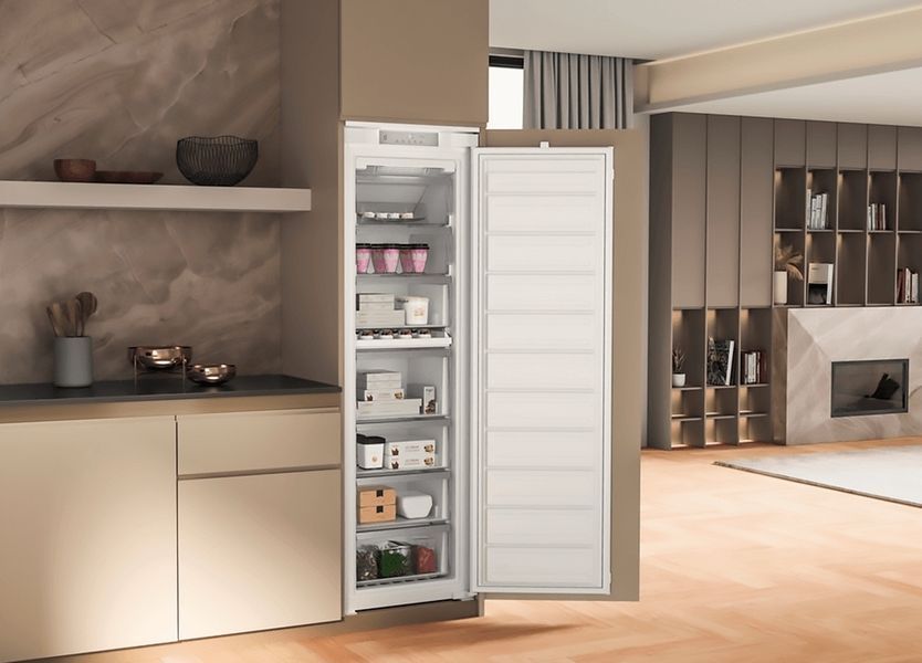 Морозильна камера Whirlpool вбудована, 177x54х54.5, 209л, А++, NF, інв., білий 392863 фото