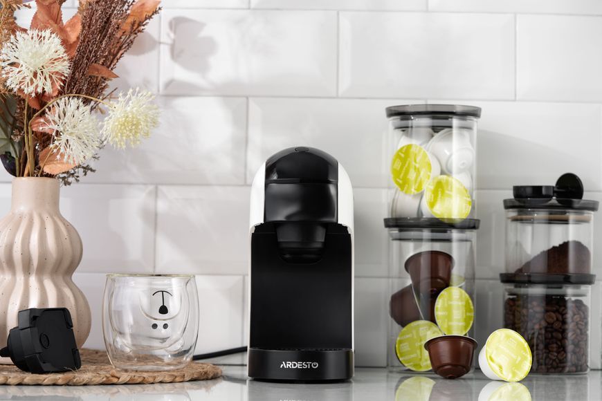 Кавоварка Ardesto капсульна, 0.8л, капсули Nespresso, Nescafe Dolce Gusto, мелена кава, сенсорне керування, білий (YCM-CNDE) 371667 фото