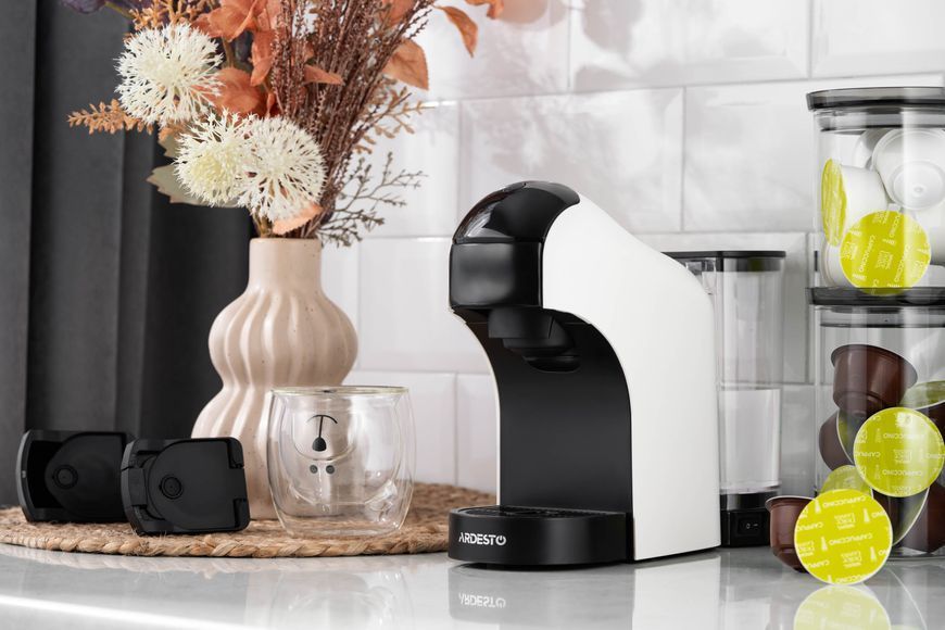 Кавоварка Ardesto капсульна, 0.8л, капсули Nespresso, Nescafe Dolce Gusto, мелена кава, сенсорне керування, білий (YCM-CNDE) 371667 фото