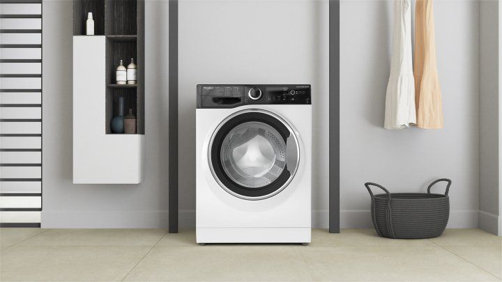 Пральна машина Whirlpool фронтальна, 6кг, 1200, A+++, 43см, дисплей, інвертор, люк чорний, білий (WRBSB6228BUA) 375909 фото