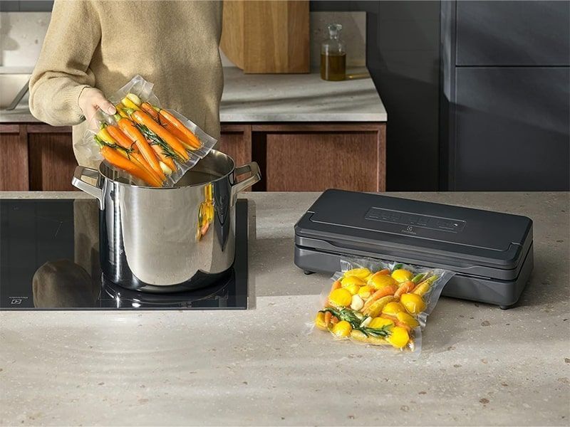 Рулони для вакуумного пакування Electrolux, 25х600см, 2шт (EVSRR1) 363176 фото