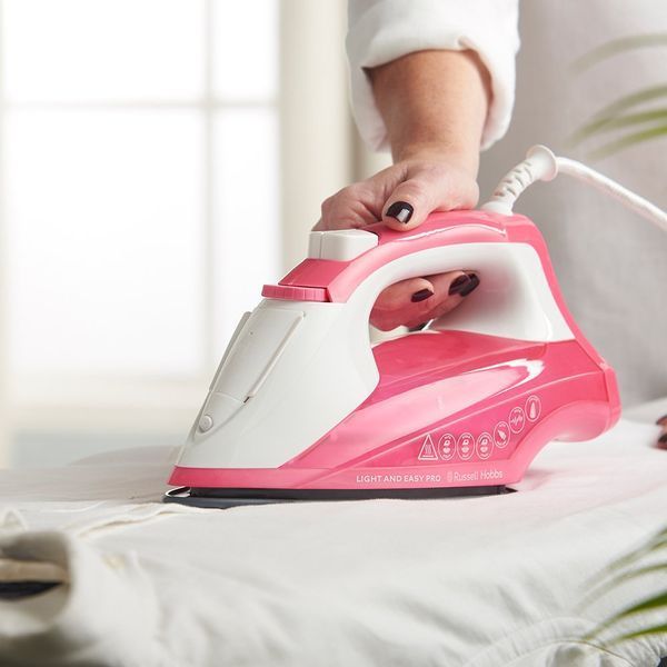 Праска Russell Hobbs Light & Easy Pro, 2600Вт, 240мл, паровий удар -130гр, постійна пара - 40гр, керам. підошва, біло-рожевий (26461-56) 373496 фото